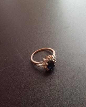 Anello con brillantini trasparenti e 1 blu