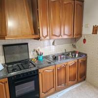 Cucina con ante in legno 4 metri e 40cm circa