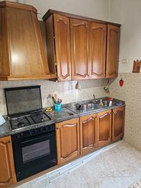 Cucina con ante in legno 4 metri e 40cm circa