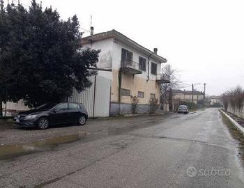 Immobile in asta di 290 m² con 5 locali e box auto