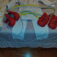 completo karate più guantoni e protezioni piedi
