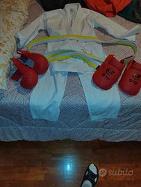 completo karate più guantoni e protezioni piedi