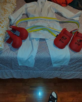 completo karate più guantoni e protezioni piedi