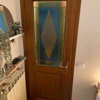 Porta in legno e vetro colorato