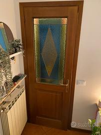 Porta in legno e vetro colorato