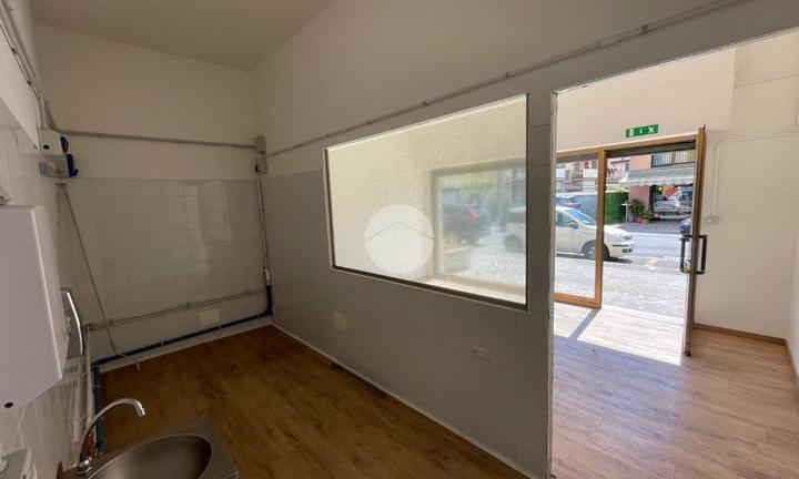 NEGOZIO A SCANZOROSCIATE