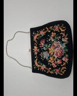 Elegante borsetta ricamata a mezzo punto