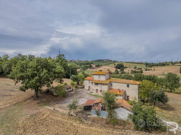 Casa colonica da ristrutturare con 3 ettari di ter