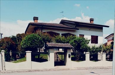 Villa Singola,zona residenziale,giardino su 4 lati