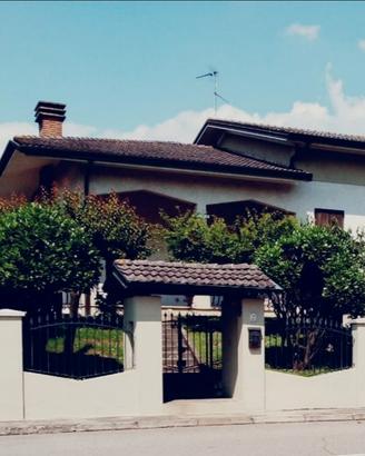 Villa Singola,zona residenziale,giardino su 4 lati