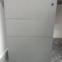 Cassettiera grigia con n. 3 cassetti