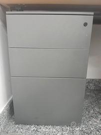 Cassettiera grigia con n. 3 cassetti