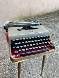 Macchina da scrivere Olivetti Lettera 22
