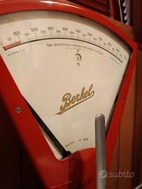 Bilancia BERKEL MOD K10 colore rosso.