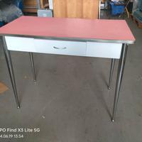 tavolo rosa classico vintage