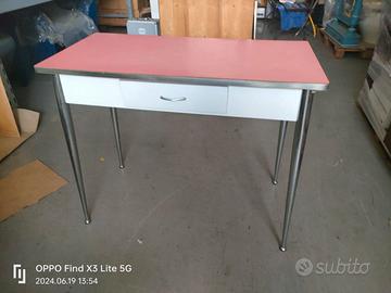 tavolo rosa classico vintage