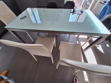 Tavolo in vetro e sedie