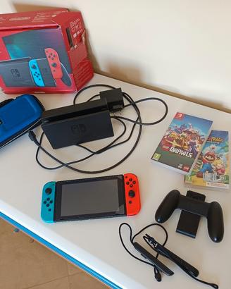 Nintendo Switch + 2giochi + custodia,