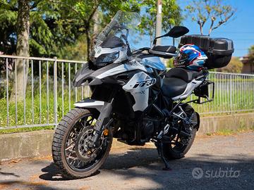 Benelli TRK 502X con borse laterali GIVI a parte