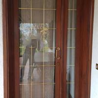 Porta d' entrata in legno e vetro 