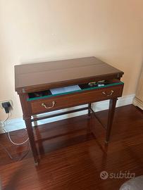 Scrivania/secretaire con piano ribaltabile