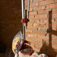 Attrezzatura per chiusura tappi