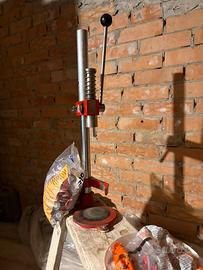 Attrezzatura per chiusura tappi