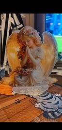 Decorazione artistica Angelo che prega con Ali
lum