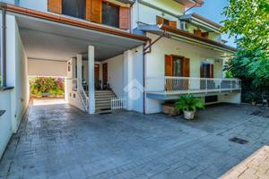 VILLA A SCHIERA A SERMONETA