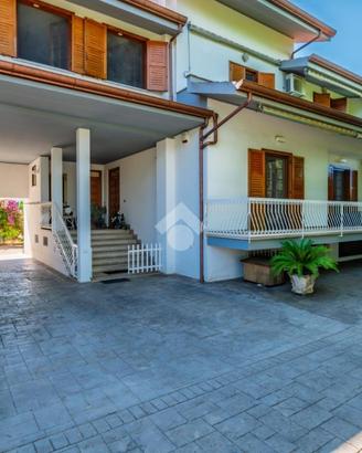 VILLA A SCHIERA A SERMONETA