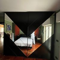 Armadio design nero con specchi geometrici