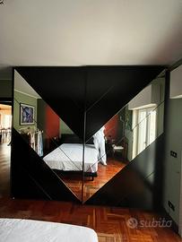 Armadio design nero con specchi geometrici