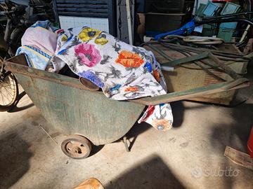 carriola antica in ferro 