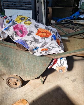 carriola antica in ferro 