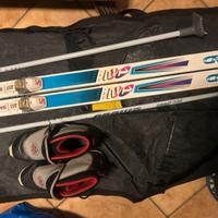 sci di fondo con scarponcini bastoncini e sacca