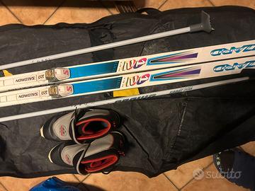 sci di fondo con scarponcini bastoncini e sacca