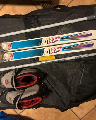 sci di fondo con scarponcini bastoncini e sacca