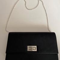 Borsetta tipo pochette con catenella
