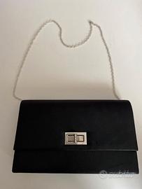 Borsetta tipo pochette con catenella