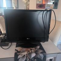 televisione con decoder e telecomando 