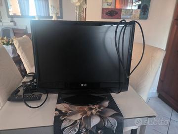 televisione con decoder e telecomando 