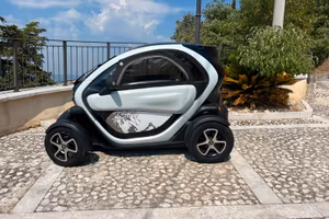 TWIZY 80 con finestrini + 8 mesi di garanzia.
