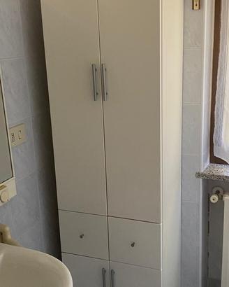 Armadio laccato bianco e armadietto in vimini