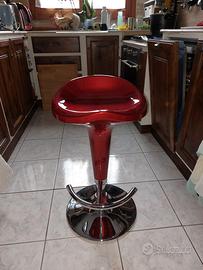 Sgabello da bar rosso regolabile, modello classico