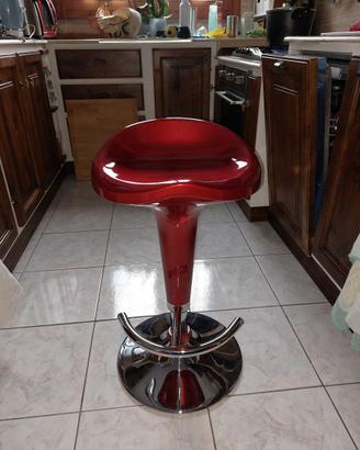 Sgabello da bar rosso regolabile, modello classico