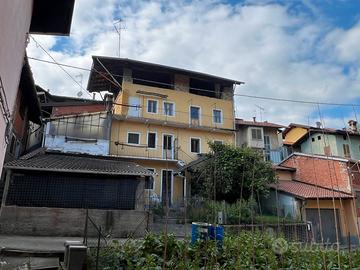 Privato vende casa a Baltigati con cortile