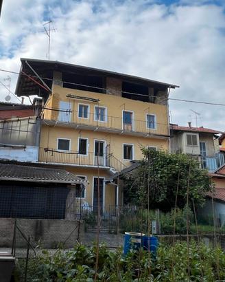 Privato vende casa a Baltigati con cortile
