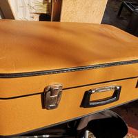 Valigia di cartone anni 70 in buone condizioni.