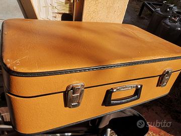 Valigia di cartone anni 70 in buone condizioni.