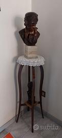 Busto di donna che allatta su treppiede